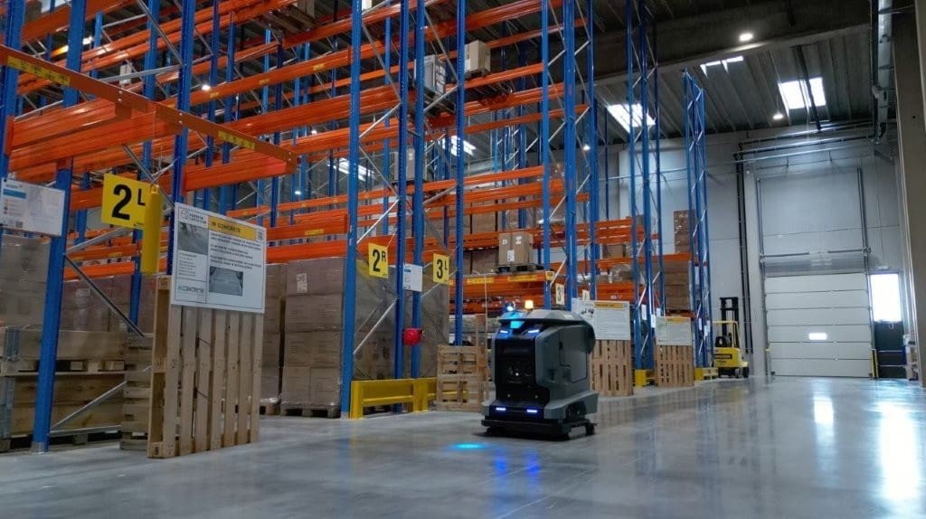 Een automatische kuismachine in een magazijn