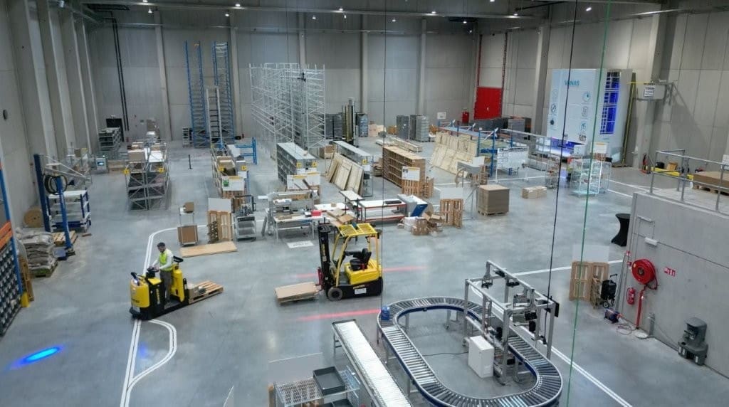 Overzicht van FabriekLogistiek waarbij verschillende heftrucks en logistieke opstellingen te zien zijn